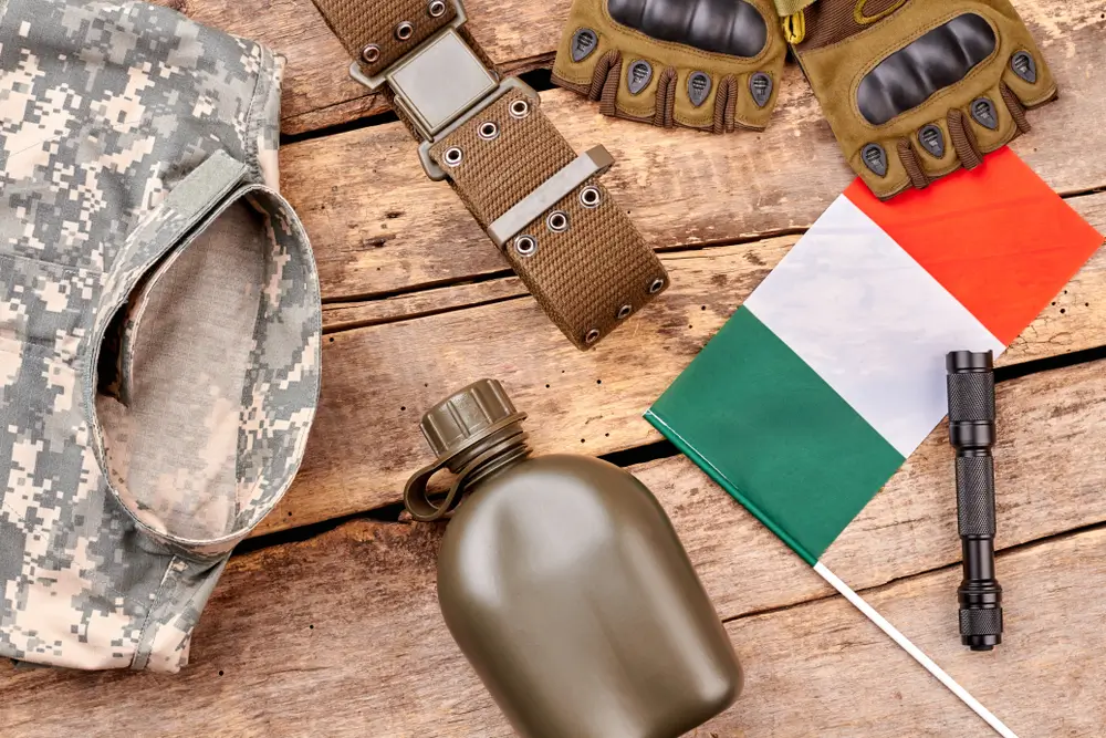 Equipaggiamento dell'Esercito con divisa, borraccia e bandiera italiana per la preparazione al concorso in Accademia.