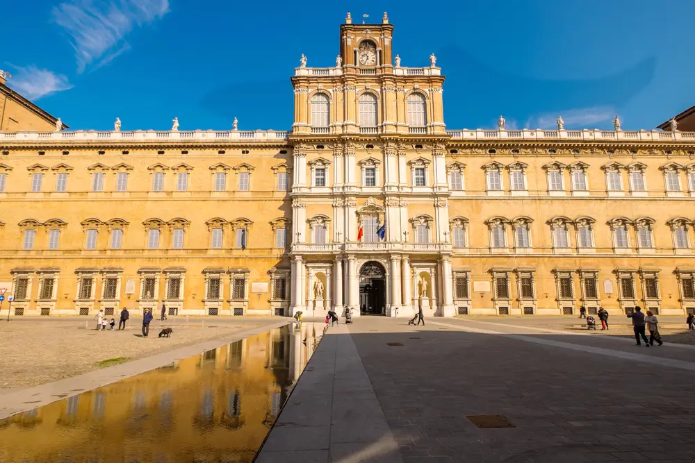 Facciata del Palazzo Ducale, sede storica dell'Accademia Militare di Modena, che si affaccia su Piazza Roma.