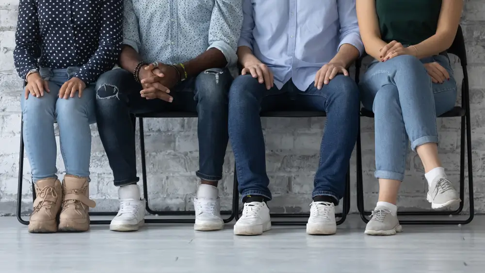 Giovani candidati seduti in fila in attesa di svolgere la prova di composizione italiana per il concorso Accademia.