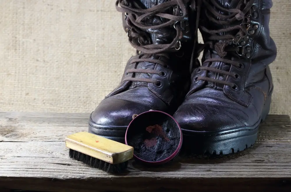 Anfibi militari in pelle con kit di pulizia e manutenzione composto da spazzola e cromatina per calzature.