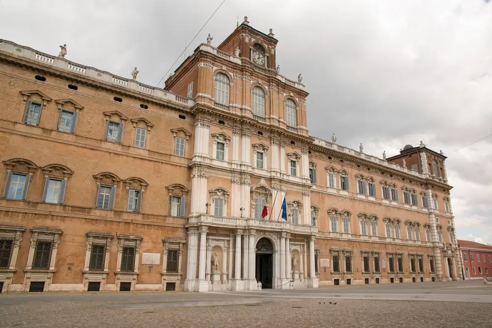 Facciata monumentale del Palazzo Ducale di Modena, sede storica dell'Accademia Militare con ingresso in Piazza Roma.