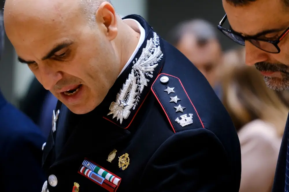 Ufficiale dell'Esercito in uniforme formale con gradi, mostrine e decorazioni, simbolo della carriera militare.