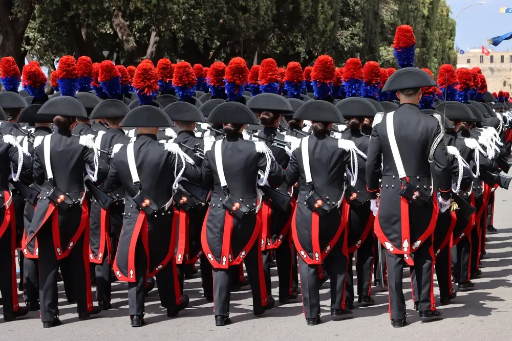 Allievi ufficiali cadetti dell'Accademia di Modena in grande uniforme storica durante una cerimonia ufficiale.