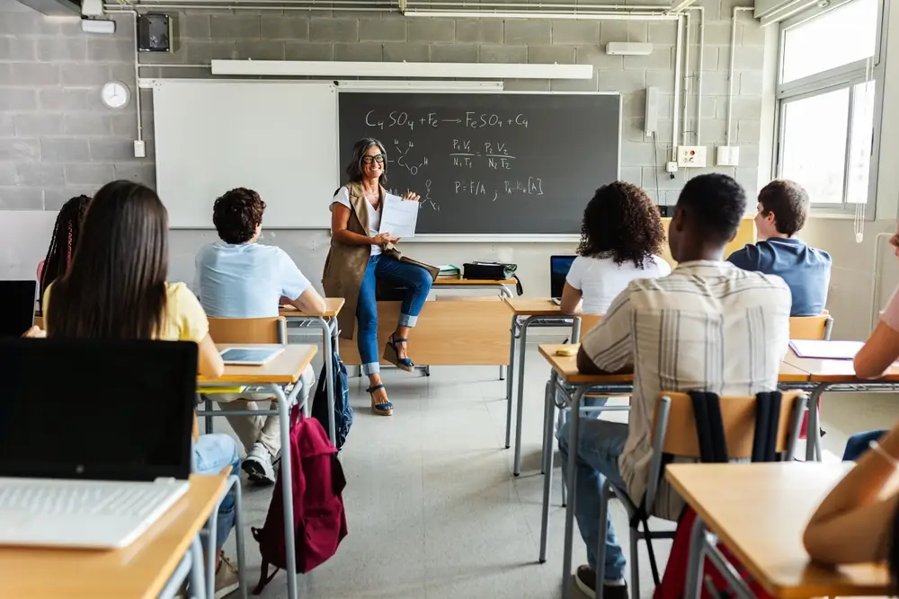 Studenti di liceo in aula scolastica durante una lezione, pronti a scegliere il proprio percorso prima del diploma.