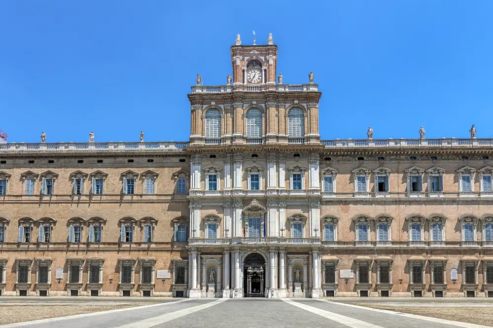 Facciata storica del Palazzo Ducale di Modena, sede dell'Accademia Militare, con la torre dell'orologio centrale.