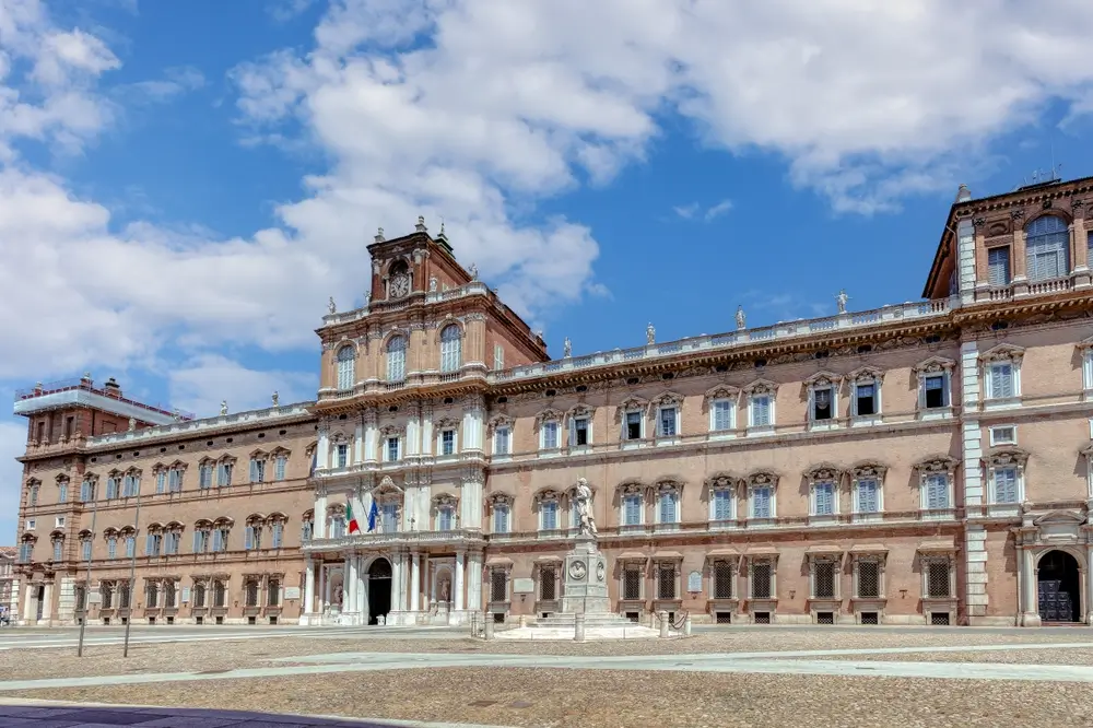 Facciata del Palazzo Ducale di Modena, sede storica dell'Accademia Militare, con architettura barocca in Piazza Roma.