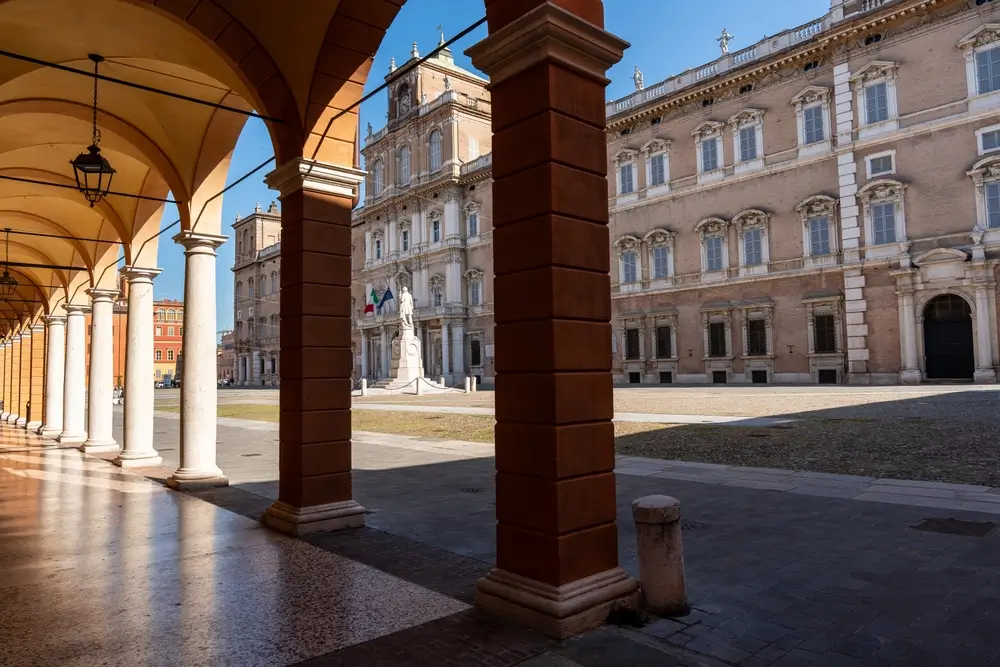 L'edificio storico dell'Accademia Militare di Modena visto dai portici monumentali di Piazza Roma.