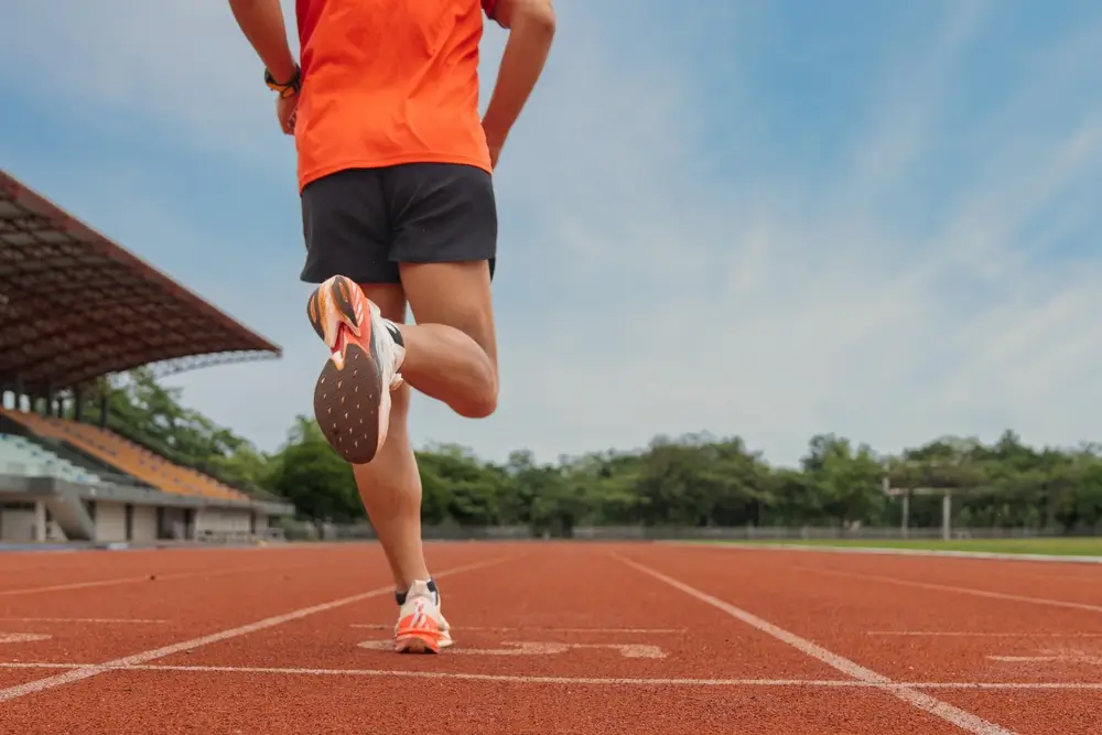 Atleta impegnato nella corsa piana su pista per le prove fisiche di un concorso militare.