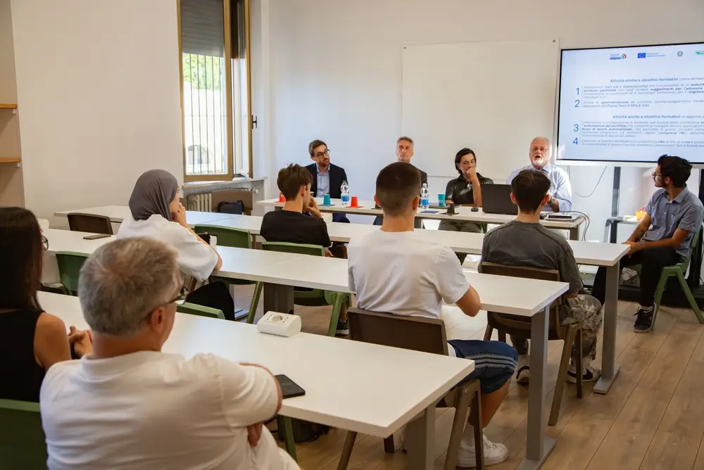 Allievi ufficiali in aula durante una sessione di studio e formazione sugli obiettivi del corso.