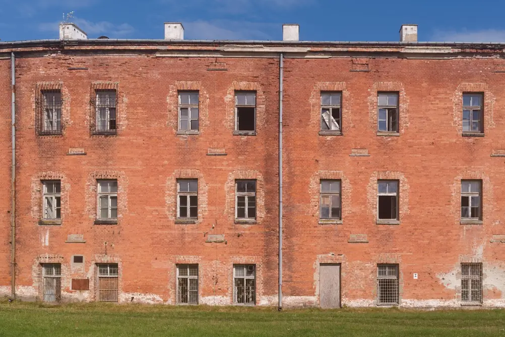 Antica facciata in mattoni rossi del Rosso Maniero, lo storico edificio militare sede della Nunziatella.