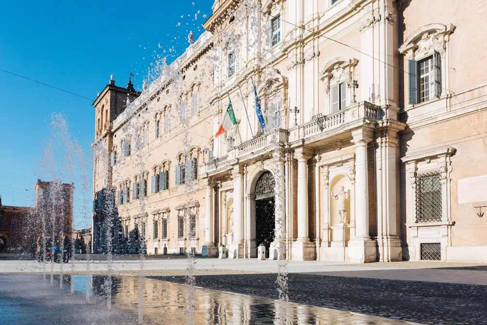 Edificio storico dell'Accademia Militare di Modena con fontane, luogo di formazione per i futuri ufficiali medici.