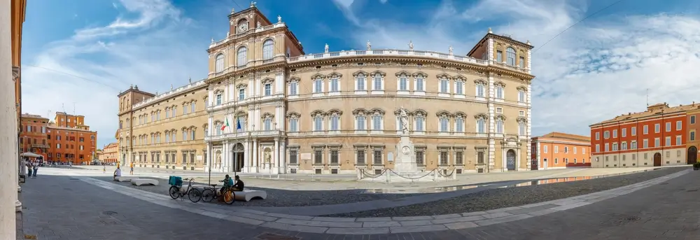 Facciata dell'edificio storico dell'Accademia Militare di Modena affacciata su Piazza Roma.