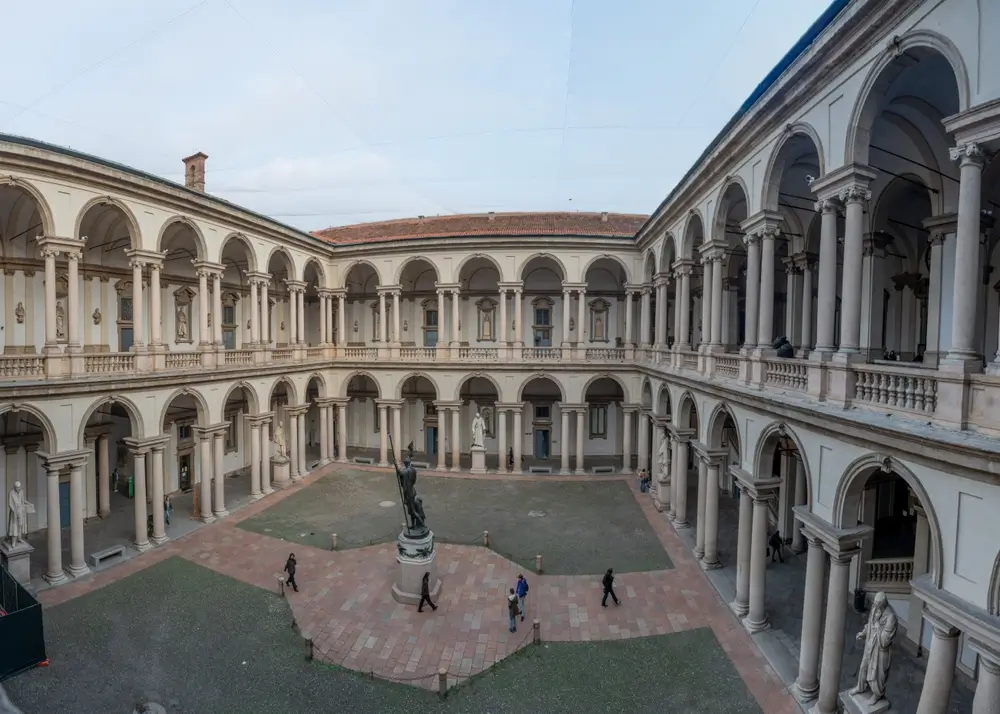 Veduta del cortile d'onore dell'Accademia Militare di Modena con i suoi storici portici e colonnati.