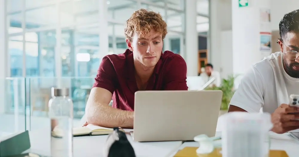 Studenti che studiano per la preparazione dei test di ammissione all'Accademia Militare utilizzando un computer.