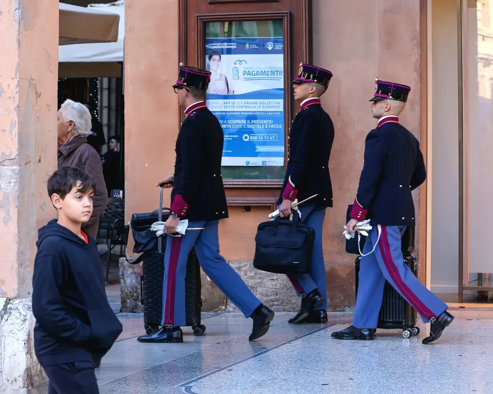 Allievi dell'Accademia Militare di Modena in uniforme storica con le valigie durante le fasi del tirocinio.